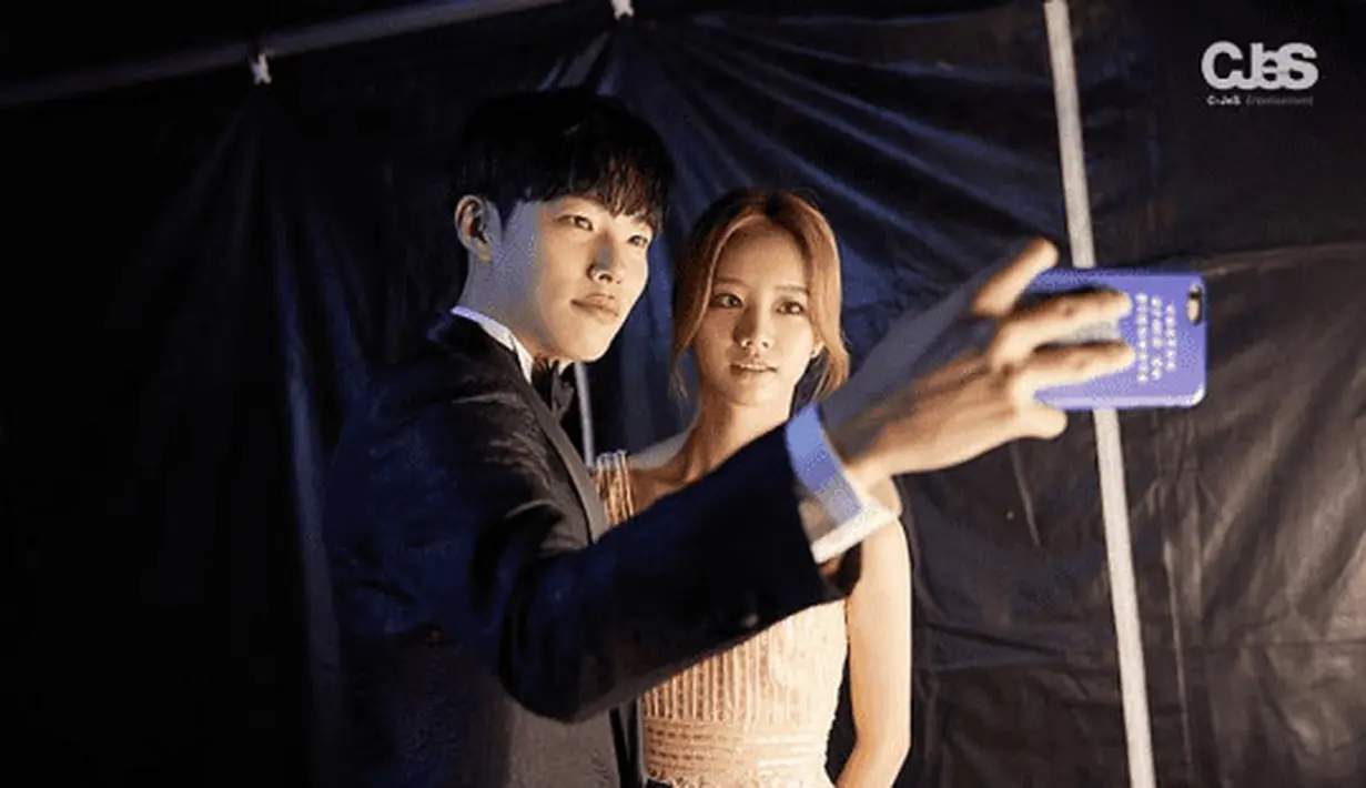 Hyeri dan Ryu Jun Yeol. (Foto: CJeS via Soompi)