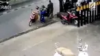 Rekaman CCTV pengendara motor ditabrak mobil saat berteduh di pinggir jalan. Rekaman ini viral dan mendapat beragam komentar warganet.