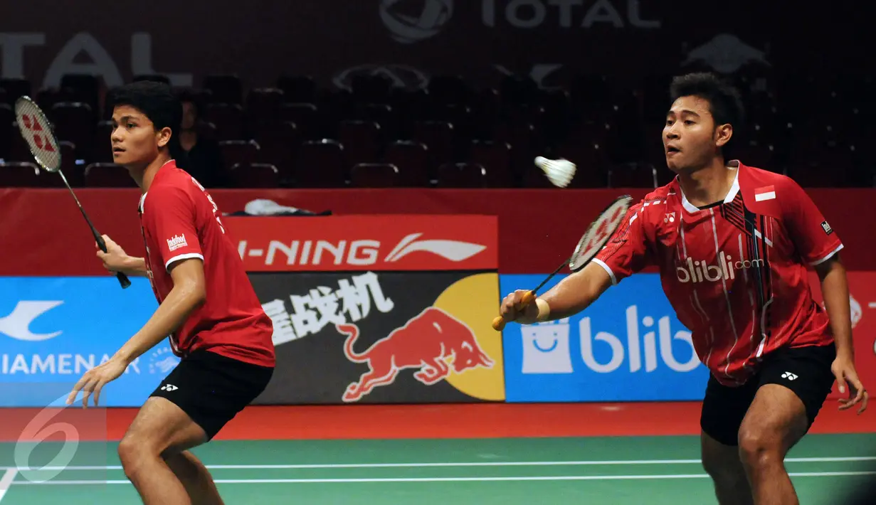 Ganda putra Indonesia, AnggaPratama/Ricky K Suwardi mengembalikan bola ke Hiroyuki Endo/Kenichi Hayakawa di Total BWF World Championships 2015 di Jakarta, Jumat (14/8/2015). Angga/Ricky menyerah 17-21, 21-14, 18-21. (Liputan6.com/Helmi Fithriansyah)