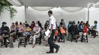Orangtua dari anak penerima KJP menunggu antrean di Matraman, Jakarta, Selasa (24/11/2020). Program KJP merupakan akses bagi anak-anak di DKI Jakarta dari kalangan masyarakat tidak mampu untuk dapat menempuh pendidikan dari tingkat SD, SMP, hingga SMA/SMK/sederajat. (merdeka.com/Iqbal S. Nugroho)