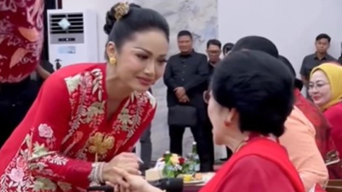 6 Potret Krisdayanti di Acara Hari Ibu Bersama Megawati, Anggun Berkebaya Panjang