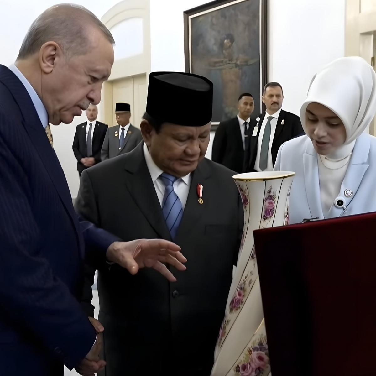 Prabowo bertukar cenderamata dengan Erdogan