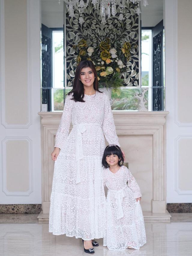 7 Gaya Raya Kohandi dan Putrinya Pakai Baju Kembar Ini Stylish Banget