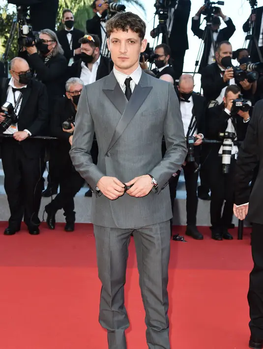 Niels Schneider tampil di red carpet mengenakan setelan dari Dior yang didesain oleh Kim Jones. Foto: Document/Dior.