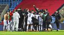 Pemain Serbia merayakan kemenangan atas Norwegia pada laga semi final playoff Euro 2020 di Ullevaal Stadion, Jumat (9/10/2020) dini hari WIB. Serbia menang 2-1 atas Norwegia. (AFP/Fredrik Varfjell/NTB)