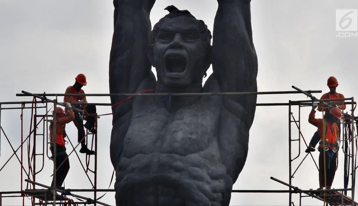 Pekerja melakukan perawatan terhadap Patung Pemuda Membangun di Jakarta, Jumat (27/4). Perawatan dilakukan agar patung yang menjadi salah satu ikon Jakarta itu tetap bersih, terjaga, dan terpelihara dari kerusakan akibat polutan. (Liputan6.com/JohanTallo)