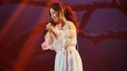 Penyanyi kelahiran 1994 ini tak jarang tampil dengan gaya yang anggun. Mengenakan dress berwarna putih, Melisa Hartanto tampil memukau saat di atas panggung. Dengan suara emasnya, tak heran jika ia banyak diidolakan banyak orang. (Liputan6.com/IG/@melisahart_)
