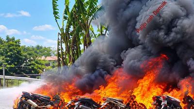 Kebakaran Hanguskan Puluhan Motor di Area Pabrik Demak