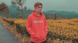 Rayn Wijaya nampaknya memiliki banyak koleksi hoodie. Pada foto kali ini, mantan kekasih dari Audi Marissa ini kenakan hoodie berwarna merah dipadukan dengan ikat kepala dengan senada. (Liputan6.com/IG/raynwijaya26)