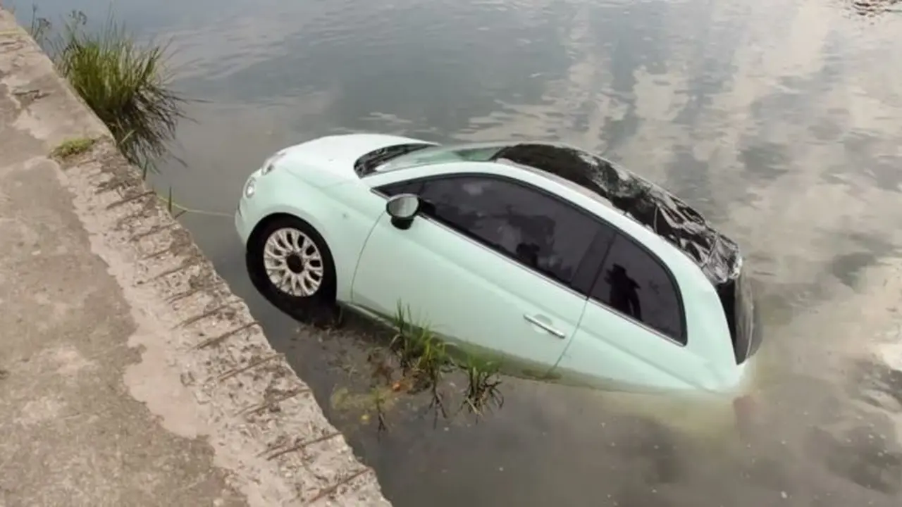 Salah Rancang, Dummy Fiat 500 Nyaris Tenggelam di Sungai