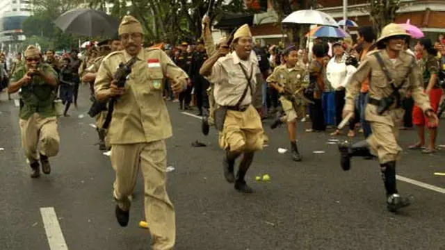 Sejumlah anggota perhimpunan sepeda kuno Surabaya, membawakan drama pertempuran Surabaya, saat Pawai Budaya 2011 di Surabaya. (Antara)