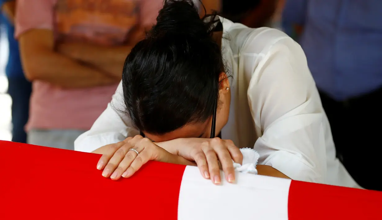 Kerabat salah satu korban ledakan di Istanbul meratapi keluarganya yang menjadi korban di kamar mayat di Istanbul, Turki, Rabu (29/6). (REUTERS / Osman Orsal)