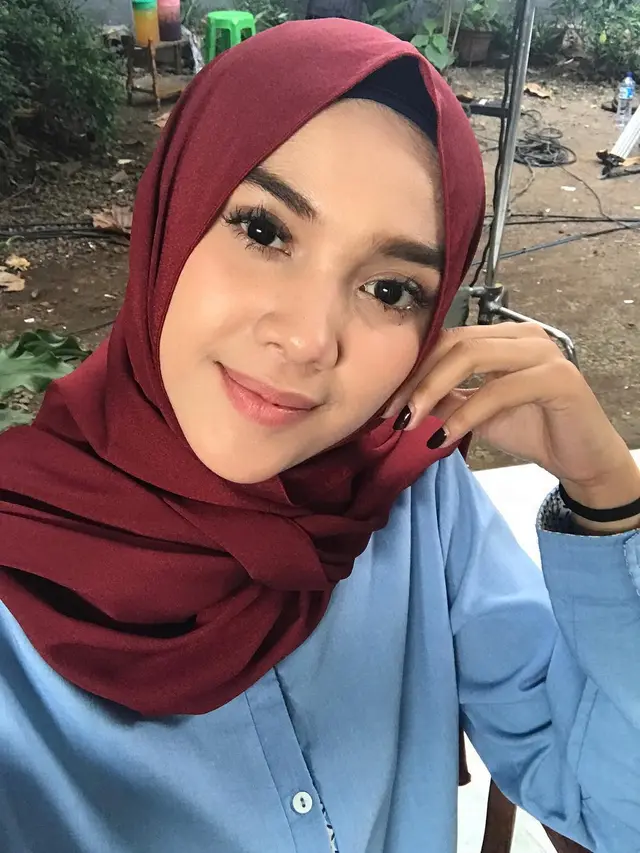 7 Potret Raya Kitty saat Kenakan Hijab, Cantik Memesona