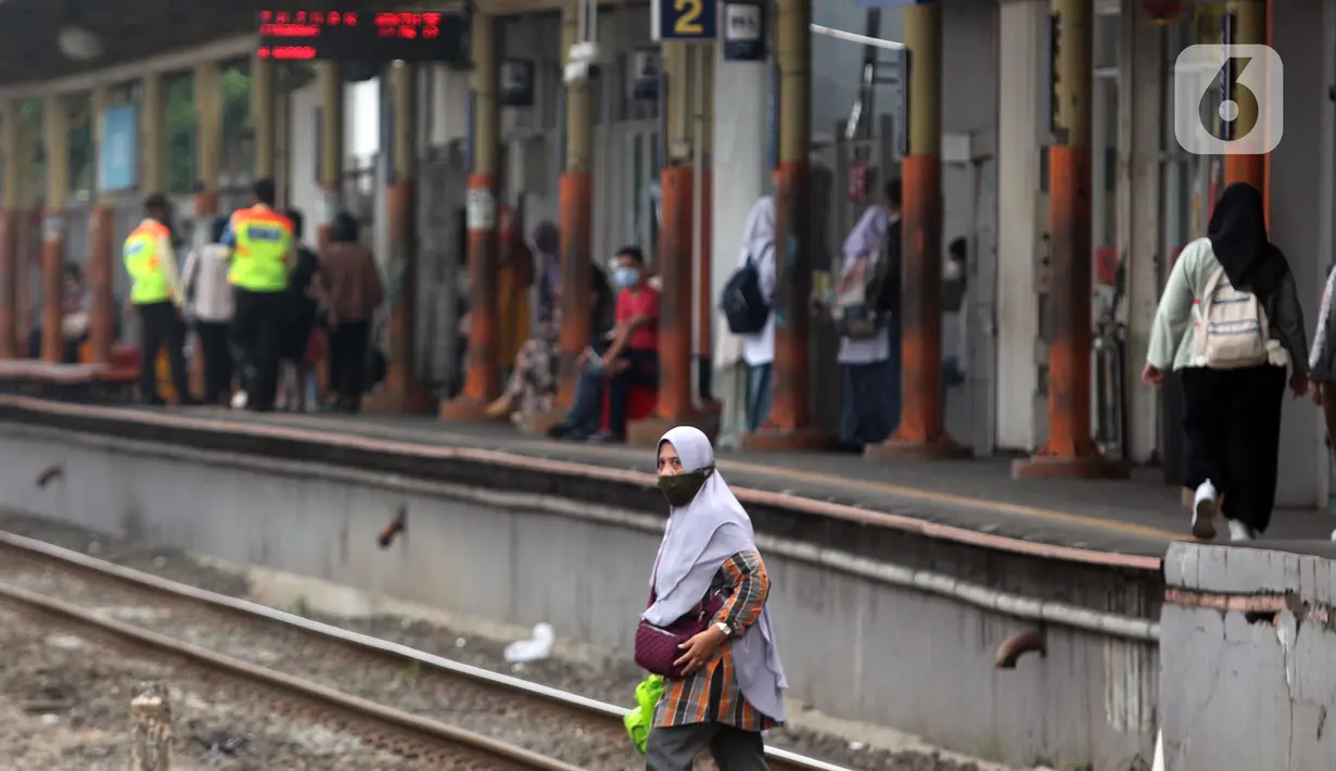 Di samping itu, upaya KCI melakukan peremajaan menemui kendala yaitu berupa dana, waktu dan masalah perizinan. Dari sisi pendanaan, pengadaan 16 KRL baru dari INKA mencapai Rp 4 triliun. Sementara, untuk impor 10 KRL eks Jepang hanya membutuhkan biaya Rp 150 miliar. (Liputan6.com/Johan Tallo)
