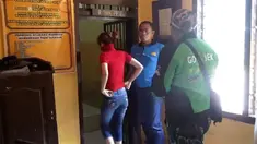 Polisi menggerebek sebuah rumah kos yang tidak jauh dari area kampus di Jember, Jawa Timur. Seorang mahasiswi berparas cantik ditangkap karena mengedarkan minuman keras dan narkoba. 