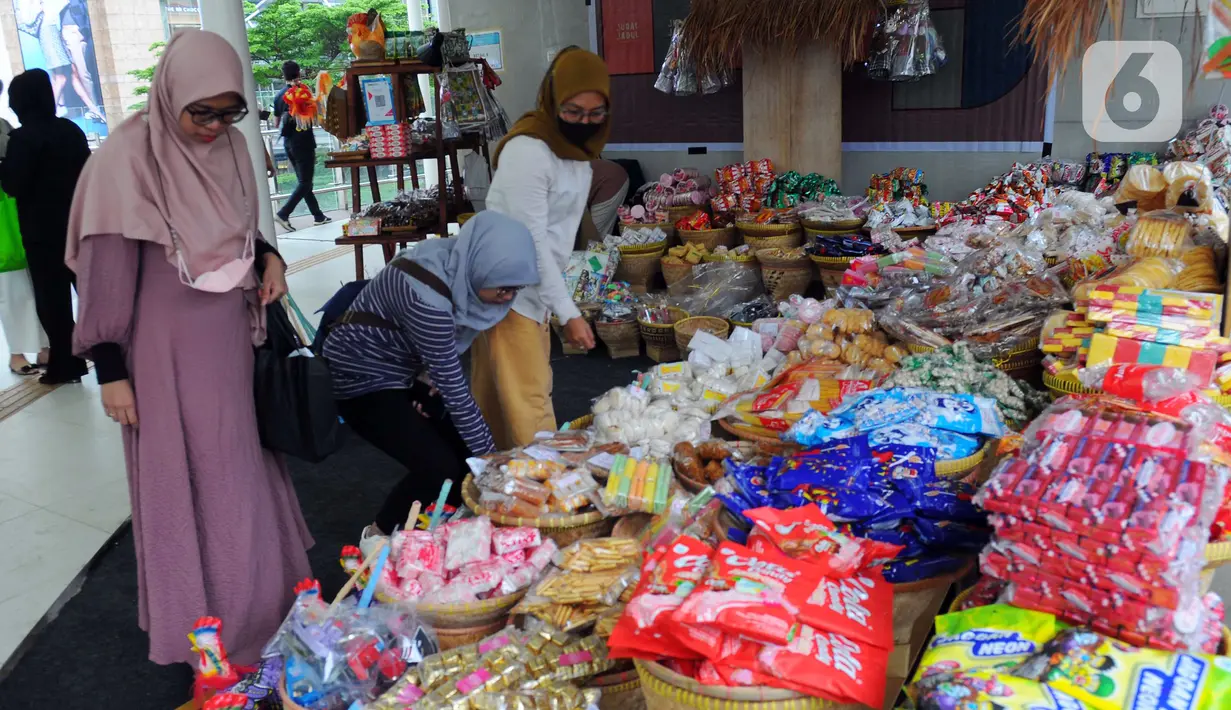 Pengunjung berbelanja di Festival Tjemilan TiJe di Halte TransJakarta Bundaran Hotel Indonesia, Jakarta, Sabtu (25/02/2023). Festival yang berlangsung pada 23 Februari hingga 19 Maret 2023 ini mengangkat jajanan jadul, serta memberdayakan UMKM di DKI Jakarta dengan menghadirkan tenant di ruang publik. (merdeka.com/Imam Buhori)