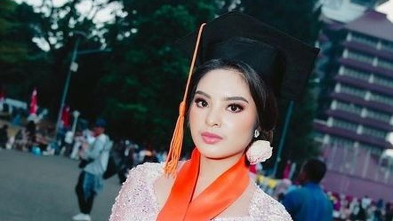 Selain Pandai Menari Bali, 8 Foto Cantik Syandria yang Baru Wisuda di Universitas Indonesia
