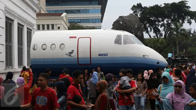 20160814-Pesawat N250 dan Panser Anoa Karya Anak Bangsa Sedot Perhatian Pengunjung di Habibie Festival