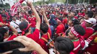 Suporter Indonesia berkumpul sebelum menyaksikan laga Indonesia melawan Malaysia di Stadion Shah Alam, Selangor, Sabtu, (26/8/2017). Indonesia akan menghadapi Malaysia pada laga semifinal sepak bola SEA Games 2017. (Bola.com/Vitalis Yogi Trisna)