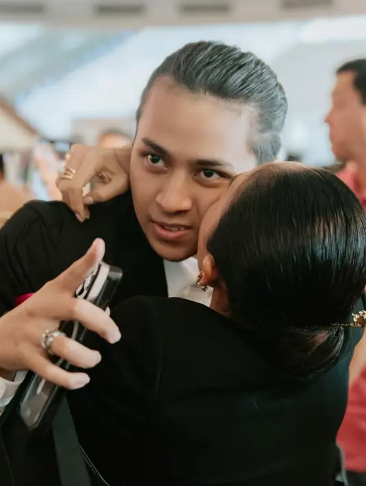 Penuh kasih sayang, tampak Yuni Shara mencium putra sulungnya yang baru saja wisuda. [Instagram/yunishara36]