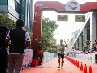 Pelari memasuki garis finis saat mengikuti KAI Commuter Run 2024 di Jakarta, Minggu (8/9/2024). (Liputan6.com/Herman Zakharia)