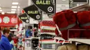 Label bertuliskan diskon terpasang di sebuah toko selama perayaan Black Friday di Chicago, Kamis (24/11). Black Friday menjadi penanda dimulainya musim berbelanja bagi warga AS menjelang Natal. (REUTERS/Kamil Krzaczynski)