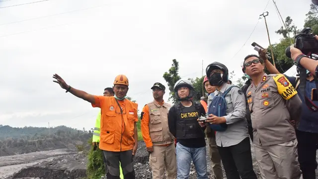 Bupati Lumajang Thoriqul Hak (tengah) bersama Kapolres Lumajang AKBP Dewa Putu Eka (Kiri) menijau kawasan Desa Pronojiwo yang merupakan kawasan terdampak APG Gunung Semeru (Istimewa)