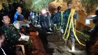 Tentara Thailand membawa tali untuk menyelamatkan tim sepak bola remaja Thailand dan pelatihnya yang terjebak di sebuah gua di Chiang Rai, Thailand, Senin (2/7). Unit penyelam AL Thailand menyebut korban diberi makan jel energi. (ROYAL THAI NAVY/AFP)