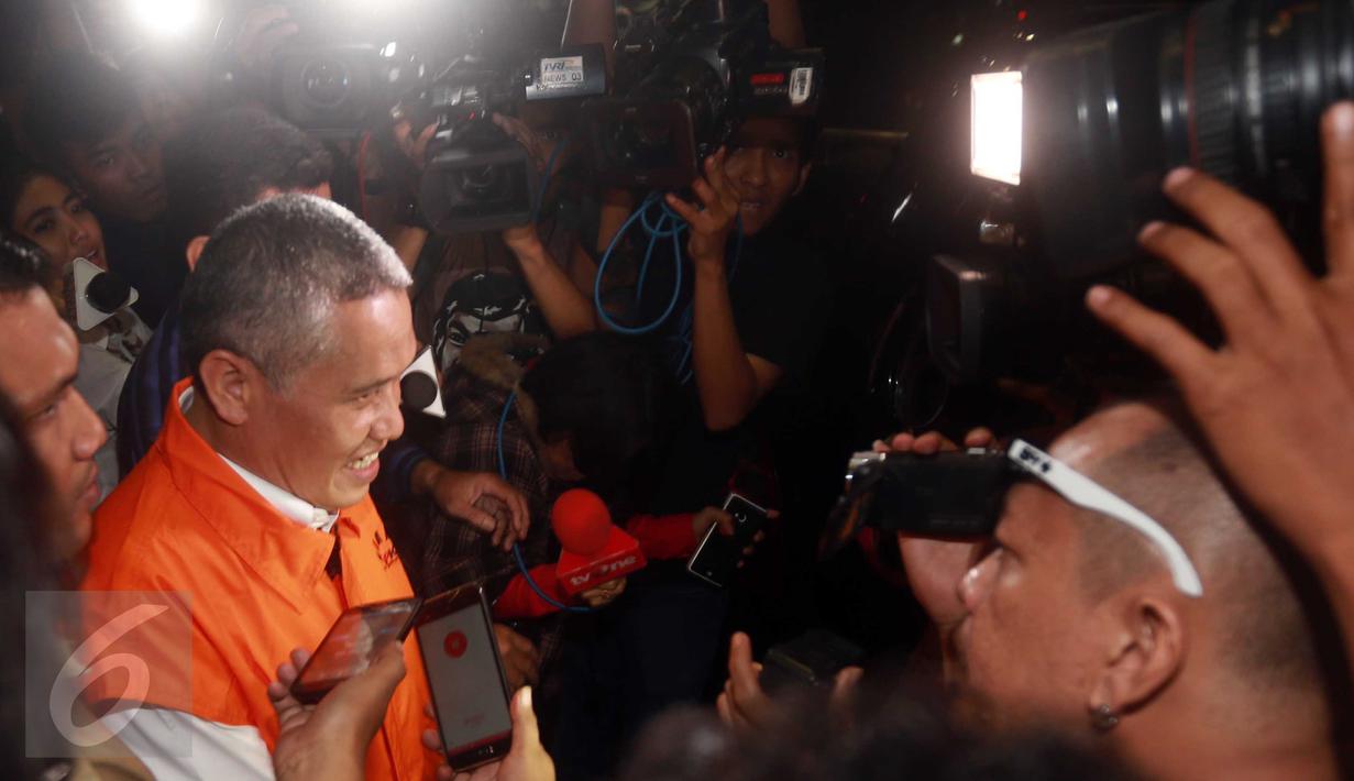 Ruslan Abdul Gani resmi ditahan KPK, Jakarta, Rabu (16/3/2016). Ruslan ditahan untuk 20 hari ke depan terhitung mulai (16/3) di Rutankelas I Jaktim cabang KPK di Denpom Guntur Kodam Jaya, Jakarta, Rabu (16/3/2016). (Liputan6.com/Helmi Afandi)