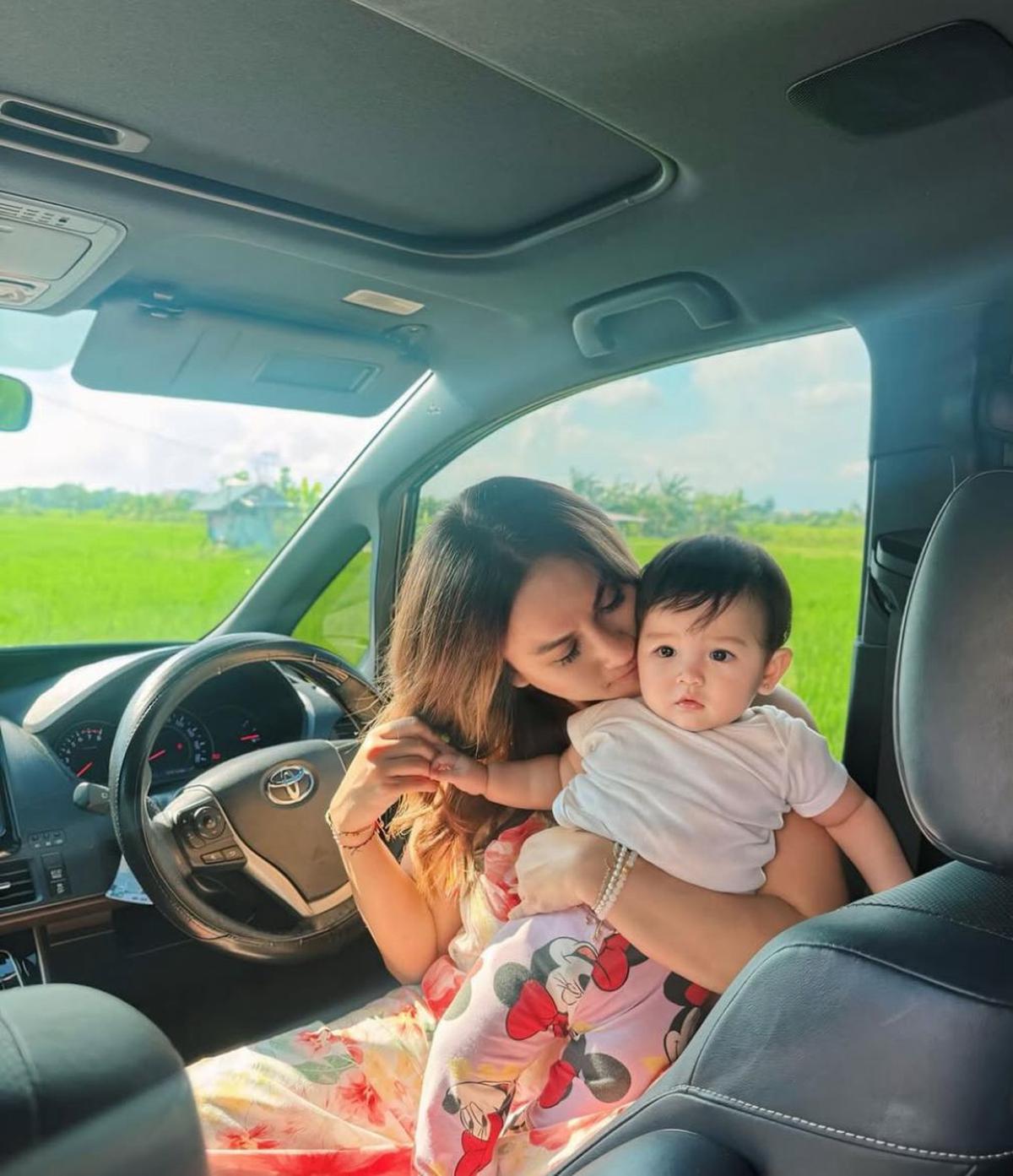 Tinggal di Bali, Tengku Dewi Putri Bagikan Rutinitas Jemput Anak yang Penuh Kejutan