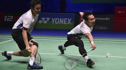 Aksi pantang menyerah ditunjukkan oleh ganda putra Indonesia, Mohammad Ahsan/Hendra Setiawan, saat melawan ganda putra China Liang Weikeng/Wang Chang di semifinal All England 2023 yang berlangsung di Utilita Arena, Birmingham, Sabtu (18/3/2023). (AP Photo/Rui Vieira)