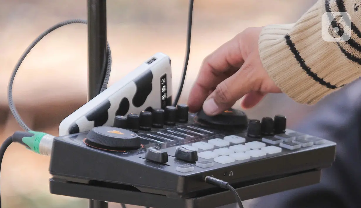 Sound cup atau mixer yang digunakan Tiktokers saat "live streaming" TikTok dengan bernyanyi di kawasan Kanal Banjir Timur (KBT), Duren Sawit, Jakarta Timur, Sabtu (7/9/2024). (Liputan6.com/Herman Zakharia)