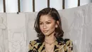 Zendaya berpose saat menghadiri koleksi ready-to-wear Louis Vuitton Fall/Winter 2023-2024 selama acara Paris Fashion Week di Prancis, Senin (6/3/2023). Membawa barang-barang penting ke dalam tas merek mewah saat dia berpose sebelum duduk di barisan depan. (Vianney Le Caer/Invision/AP)