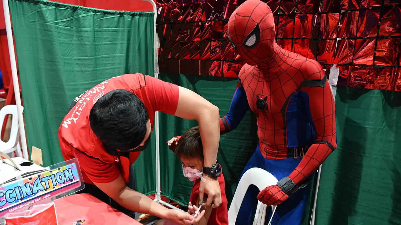 Superhero Temani Anak-anak di Filipina Vaksin Covid-19