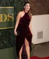 Kelly Brook mengalami ‘wardrobe malfunction’ ketika ia memperlihatkan pakaian dalamnya di momen karpet merah London Evening Standard. (via express.co.uk)