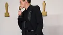 Kehadiran Robert Downey Jr di red carpet memang sulit untuk dilewatkan. Pilihan celananya paling menarik perhatian, karena Robert bukan satu-satunya bintang yang memilih mengenakannya. [Foto: Instagram/withrdj]