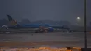 Pesawat Vietnam Airlines berisi belasan jenazah yang ditemukan tewas dalam truk kontainer di Inggris, tiba di bandara internasional Noi Bai, Hanoi, Rabu (27/11/2019). Begitu tiba di Vietnam, sebanyak 16 dari 39 jenazah dibawa ke kampung halaman mereka masing-masing dengan ambulans. (Nhac NGUYEN/AFP)