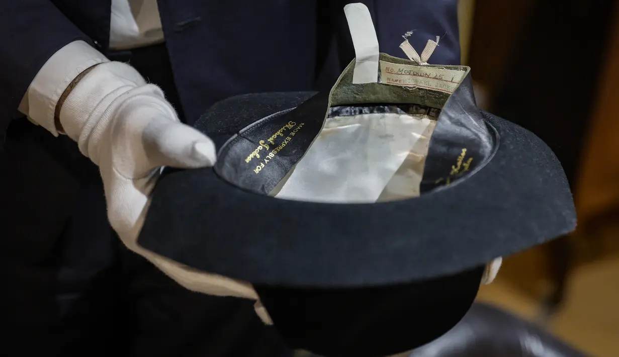 Sesaat sebelum menampilkan tarian moonwalk-nya yang terkenal untuk pertama kalinya, Michael Jackson melemparkan topinya ke sisi panggung. Empat dekade kemudian, topi tersebut dilelang di Paris. (Geoffroy VAN DER HASSELT / AFP)