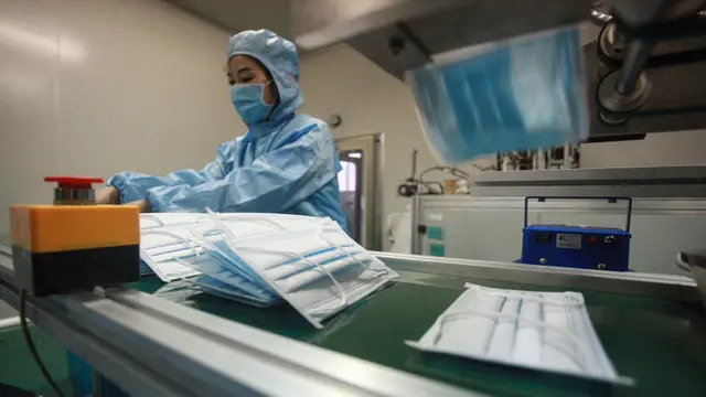 Virus Corona Mewabah, Pekerja China Sibuk Produksi Pakaian Pelindung dan Masker