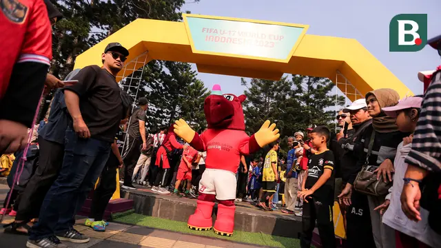 Foto: Bacuya Jadi Rebutan Foto Bareng dalam Rangkaian Acara Trophy Tour Experience menyambut Piala Dunia U-17 2023 di Bandung