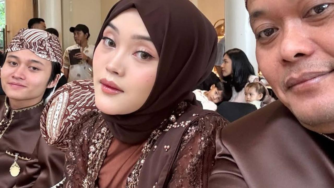Elegan dalam Kebaya Cokelat, Putri Delina Tampil Memesona di Tasyakuran Mahalini
