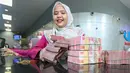 Karyawan menunjukkan menghitung uang Rupiah di VIP Money Changer, Jakarta, Jumat (5/6/2026). (merdeka.com/Arie Basuki)