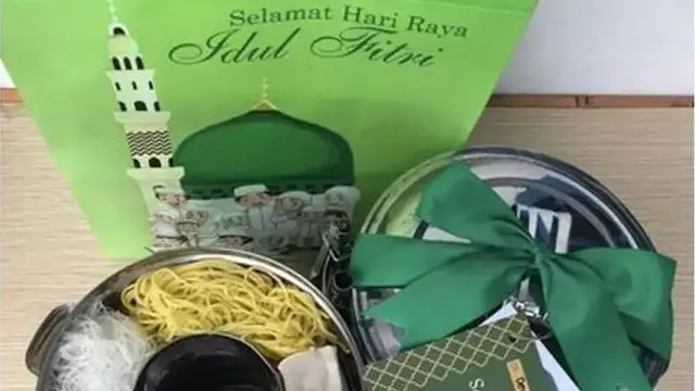 8 Potret Nyeleneh Parsel Lebaran, Ada Hasil Bumi Hingga Uang