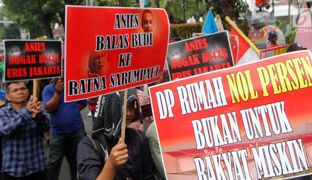 Massa dari Pergerakan Pemuda Jakarta (PPJ) melakukan aksi unjuk rasa di depan Balaikota, Jakarta, Senin (5/11). PPJ mengkritik realisasi rumah DP nol terkesan dipaksakan. (Merdeka.com/Arie Basuki)