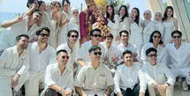 Para bridesmaid hadir di pernikahan Haviza Devi dan Harris Vriza mengenakan pakaian serba putih. Sedangkan pengantin tampil dengan baju adat warna merah. [@adysky99]