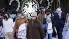 Orang-orang berjalan di sepanjang penyeberangan pejalan kaki di Tokyo (18/1/2022). Pemerintah Jepang sedang mempersiapkan pembatasan sosial di Tokyo dan wilayah lain karena varian omicron dari virus corona menginfeksi lebih banyak orang. (AP Photo/Eugene Hoshiko)
