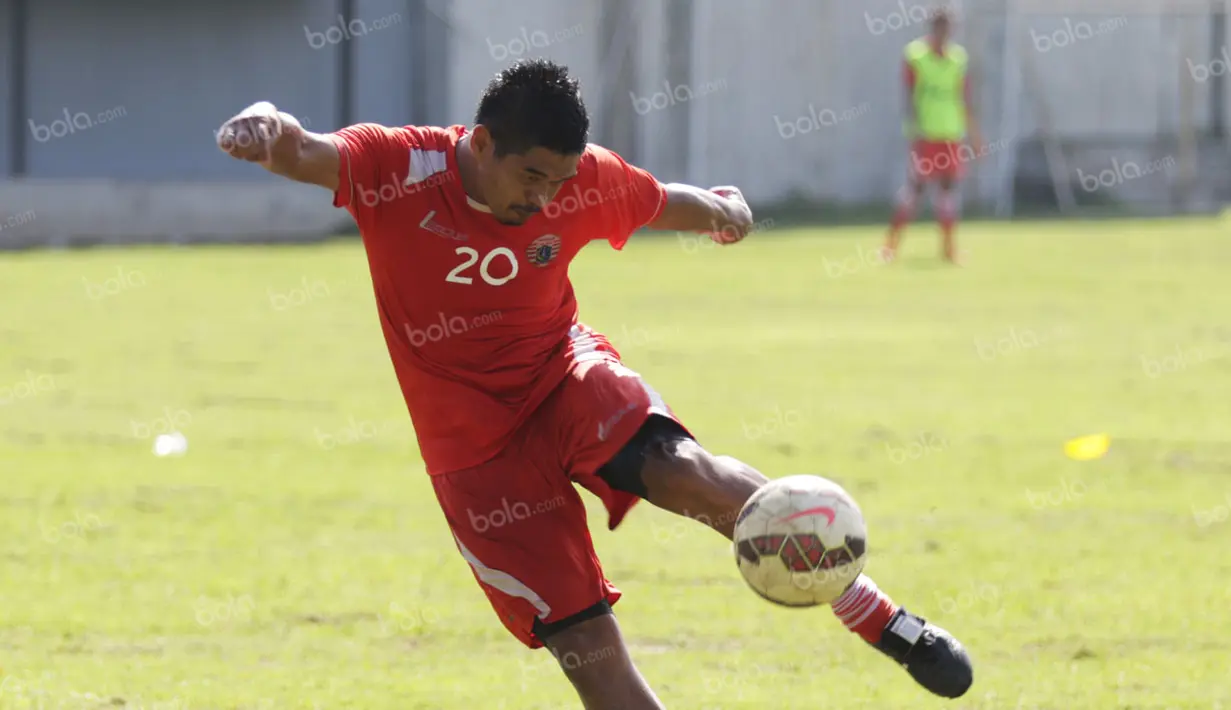 Striker legendaris Persija, Bambang Pamungkas, melakukan tendangan gunting saat latihan di Lapangan Villa 2000, Tangerang, Selasa (3/5/2016). (Bola.com/Vitalis Yogi Trisna)