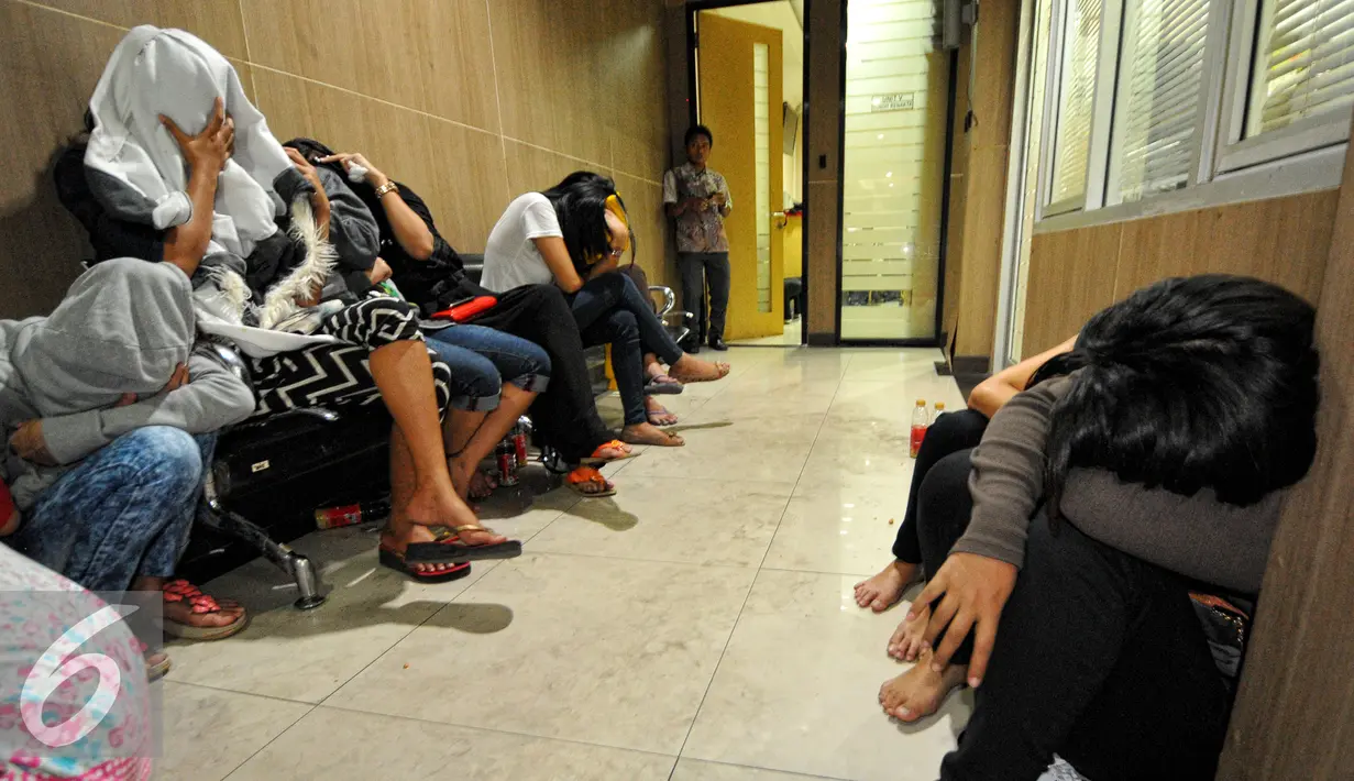Polda Metro Jaya mengamankan 18 wanita dari  tempat penampungan di kawasan Taman Sari, Jakarta, Jumat (3/7/2015). Ke-18 wanita tersebut diduga menjadi korban trafiking yang dipekerjakan sebagai PSK. (Liputan6.com/Yoppy Renato)