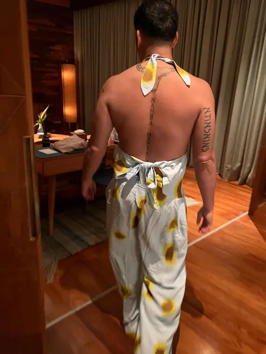 Adik desainer Oscar Lawalata tersebut tampil pede saat memakai jumpsuit dengan bagian dada dan punggung terbuka. (FOTO: instagram.com/lawalata13/)