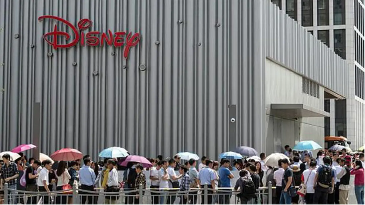 Orang-orang Ini Rela Antre Berjam-jam Untuk Masuk keToko Disney